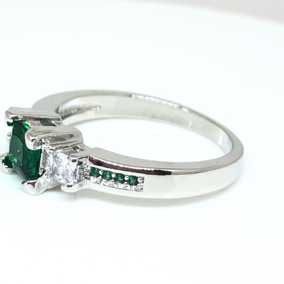 925/14kw Gold Princess Cut Emerald Green CZ Ring - Picture 2 of 10
